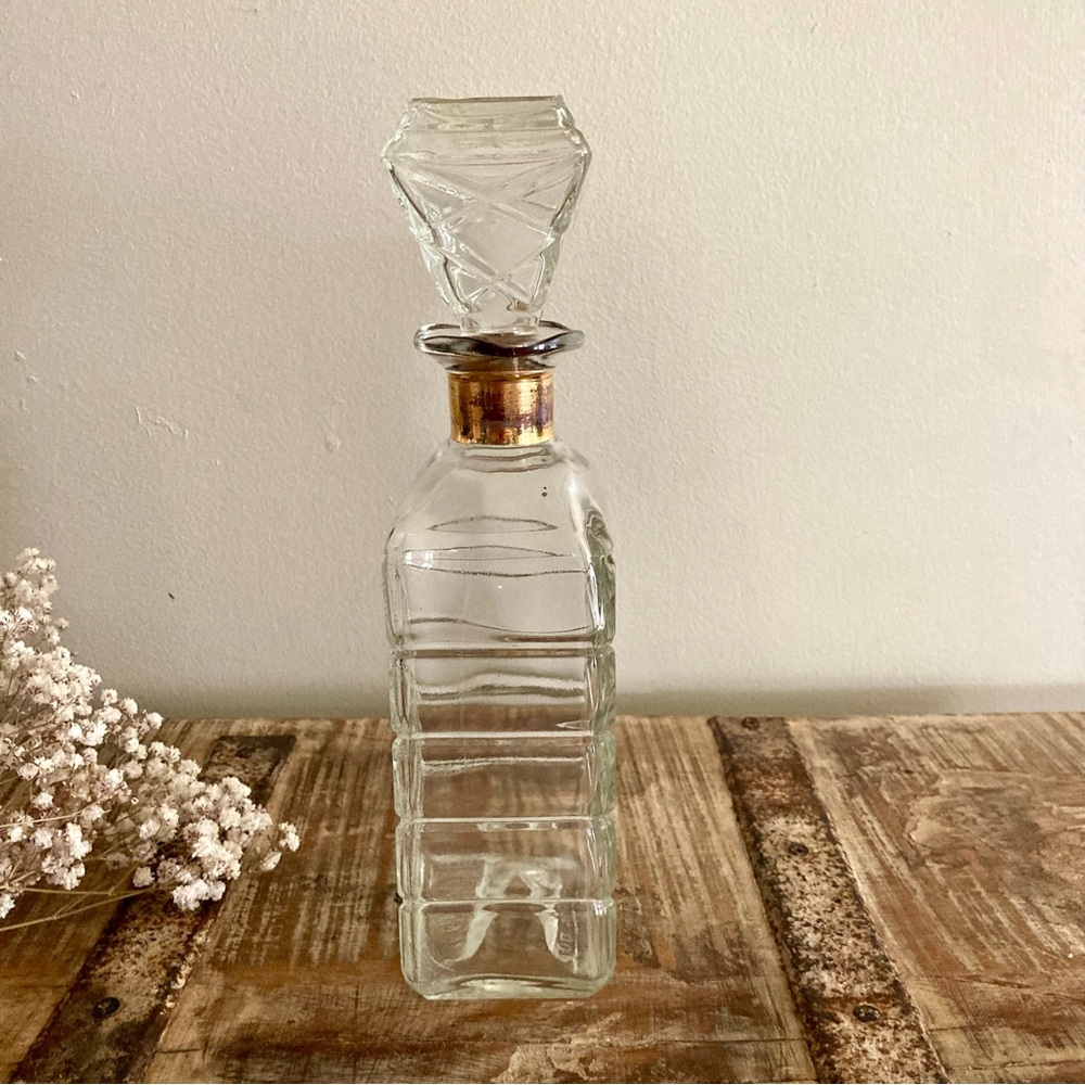 Mid-Century Glass Decanter with Diamond Pattern - Picture 4 of 14